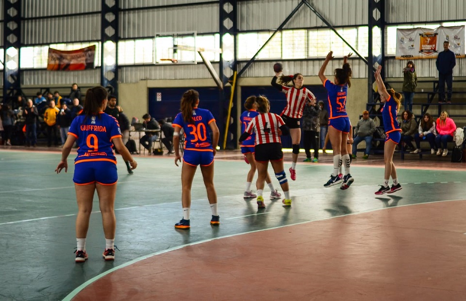 Argentinos Jrs. juega frente Independiente de Chivilcoy en el